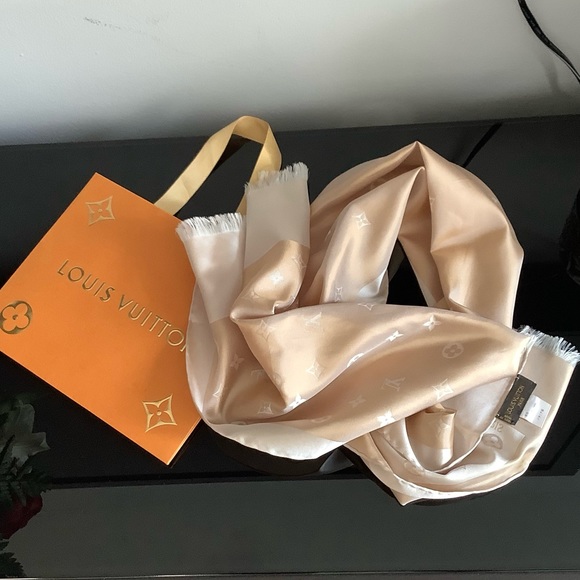 BEAUTIFUL Authentic LV silk scarf  🌷🌷🌷 - Picture 16 of 16